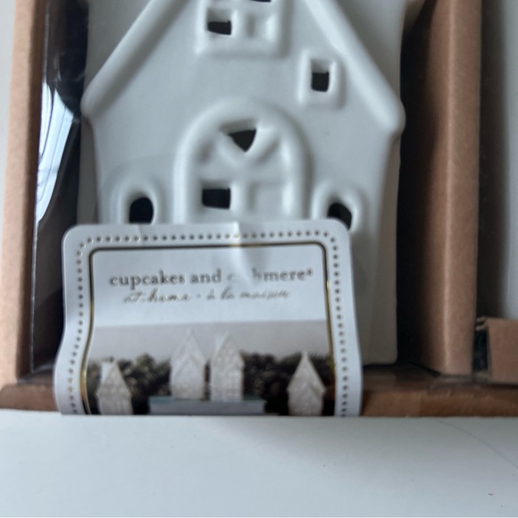 New Christmas Village Set of 2 - Picture 6 of 12